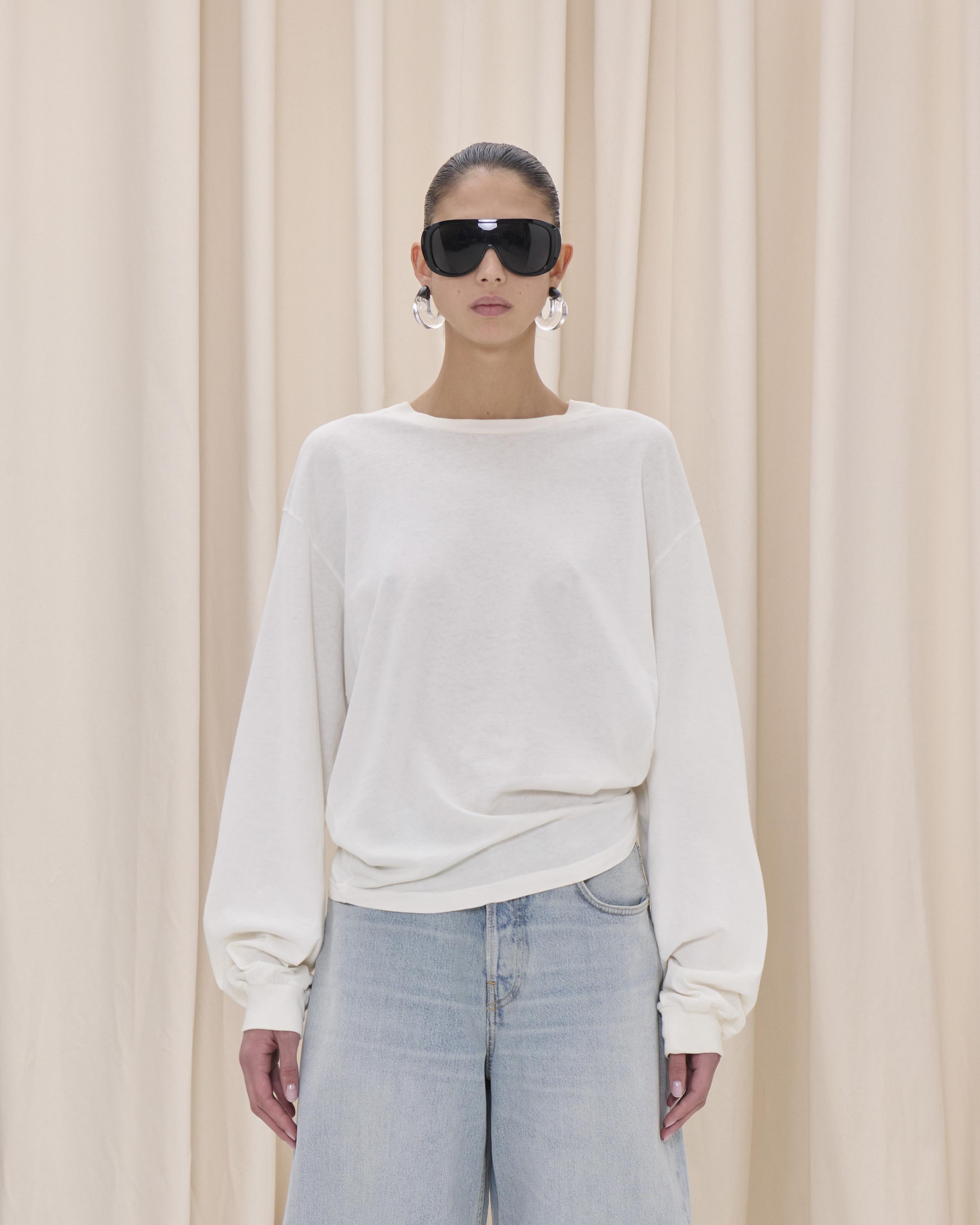 ellie エリーオフショルダートップス　ホワイト ELLYS TSHIRT // OFF WHITE – Haikure