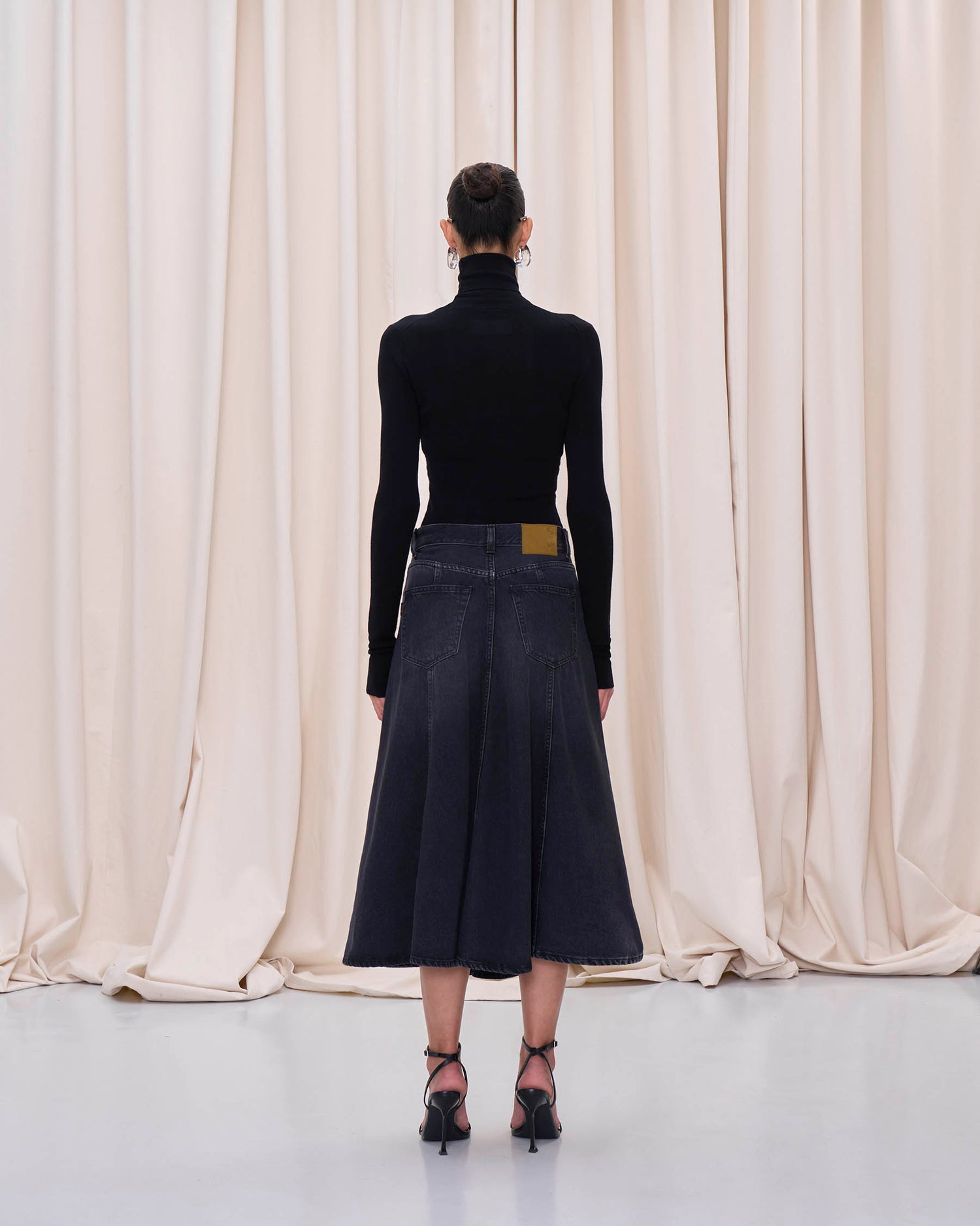 MID SERENITY SKIRT // MID BLACK